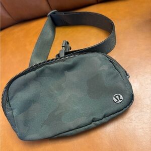 Lululemon Fanny pack camo